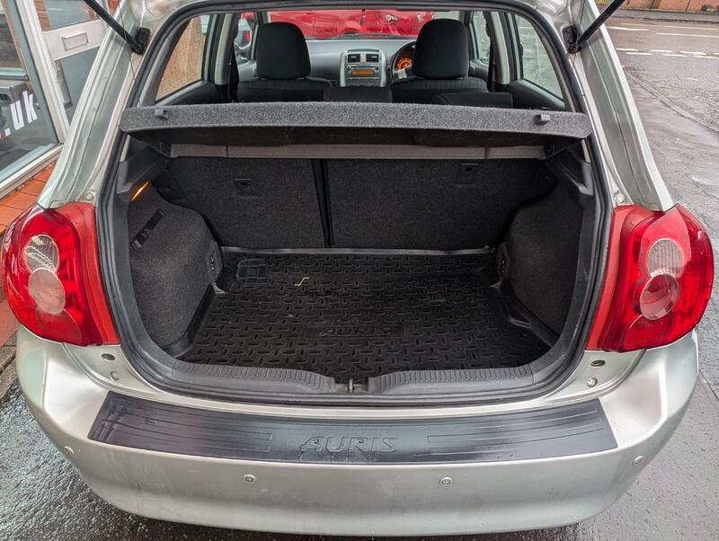 TOYOTA AURIS