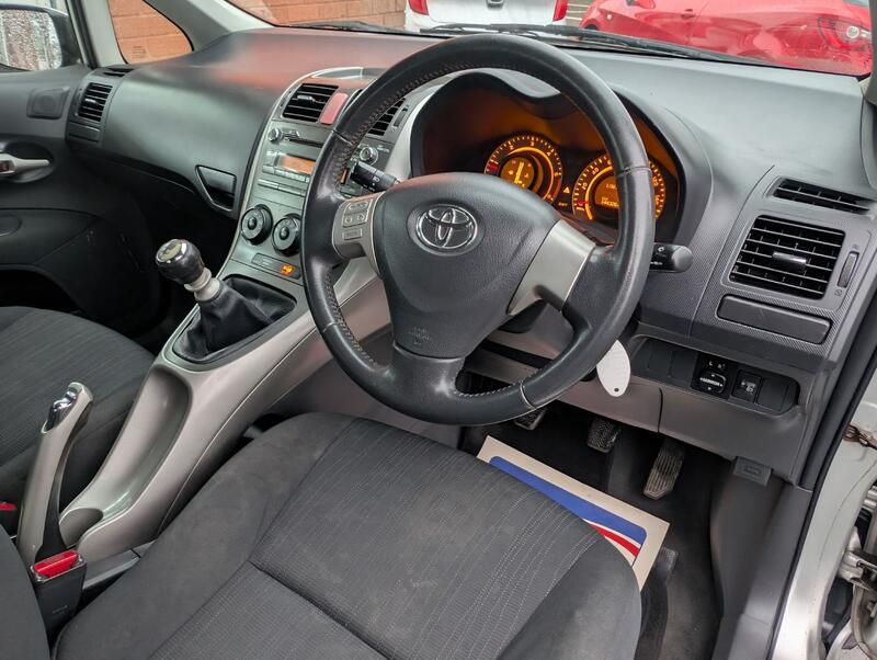TOYOTA AURIS