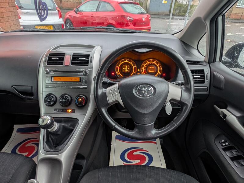 TOYOTA AURIS